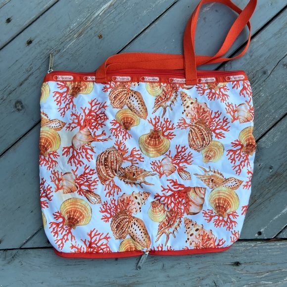 Le Sportsac folding tote with a zipper top, Coral and shells pattern - Picture 2 of 4
